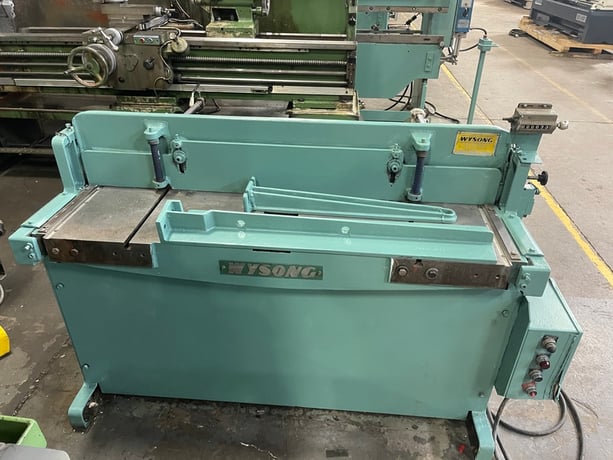 16 gauge x 4.4' Wysong #H-1652, hydralic shear, 26" rear operated manual back gauge, squaring arm, support arm - Image 1