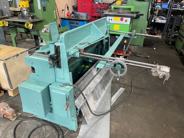 16 gauge x 4.4' Wysong #H-1652, hydralic shear, 26" rear operated manual back gauge, squaring arm, support arm - Image 4