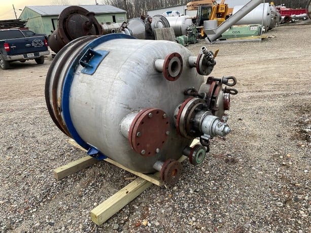 300 gallon Walter Stocklin, Jacketed Stainless Steel Mix Tank, 4' diameter x 3' 4" T/T, Air powered mixer - Image 1