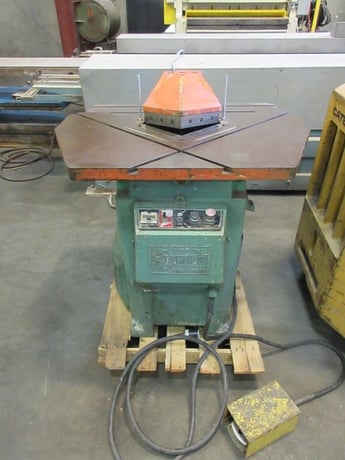 1/8" x 9" x 9" Comaca #225S, notcher, foot switch, 90° fixed angle - Image 1