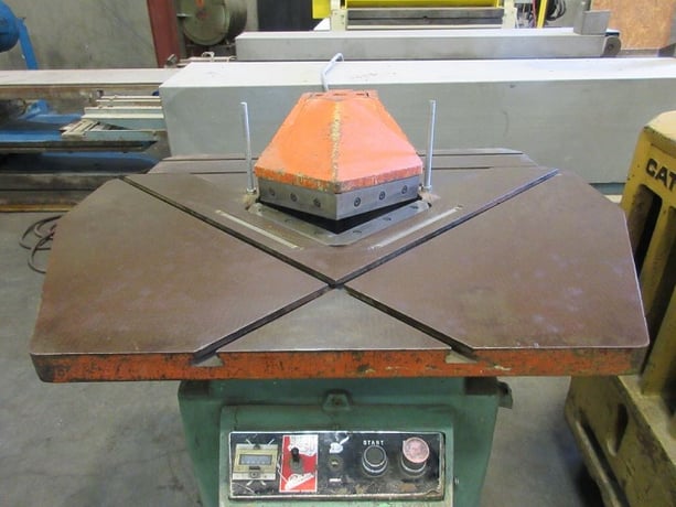 1/8" x 9" x 9" Comaca #225S, notcher, foot switch, 90° fixed angle - Image 2