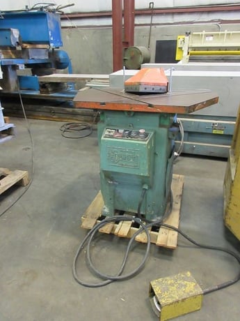 1/8" x 9" x 9" Comaca #225S, notcher, foot switch, 90° fixed angle - Image 3
