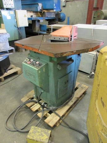 1/8" x 9" x 9" Comaca #225S, notcher, foot switch, 90° fixed angle - Image 6