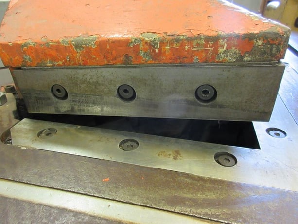1/8" x 9" x 9" Comaca #225S, notcher, foot switch, 90° fixed angle - Image 10