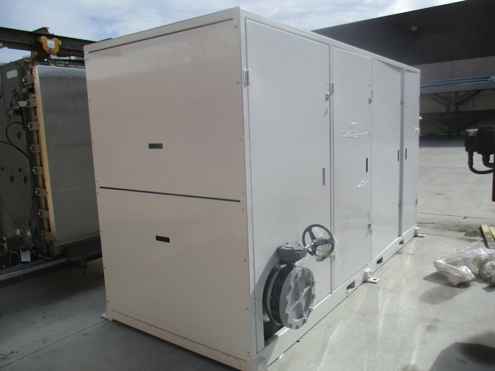 Fluid Chillers #HE300000-SPEC-SYMER, 460 V., fully operational, 22k Hours, 2016 - Image 2