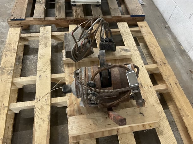 6" Strand Die With 2.5" Beringer Manual Screen Changer 8 Hole With Replaceable Face - Image 4