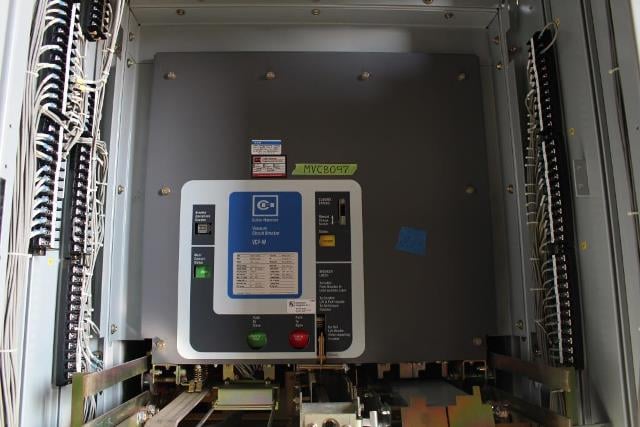 Cutler-Hammer 5KV metal clad switchgear, (3) 2-high sections, (3) VCP-250 1200 Amp vac circuit breakers - Image 2