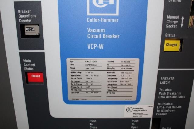 Cutler-Hammer 5KV metal clad switchgear, (3) 2-high sections, (3) VCP-250 1200 Amp vac circuit breakers - Image 5