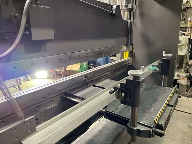 90 Ton, Cincinnati #90CB, hydraulic press brake, 10' overall, 102-3/4" between housing, 8" stroke, 7" throat - Image 2