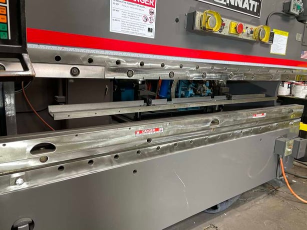 90 Ton, Cincinnati #90CB, hydraulic press brake, 10' overall, 102-3/4" between housing, 8" stroke, 7" throat - Image 5
