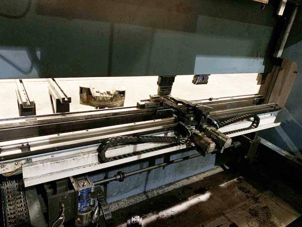 190 Ton, Durma, 6-Axis CNC hydraulic press brake, 10' overall, 1032" between housing, 10.4" stroke, 21" Shut - Image 3