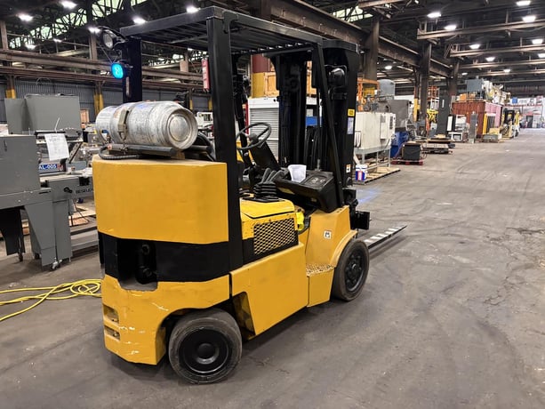 8000 lb. Yale #GLC080LJNGAE088, forklift, carton attachment, 8100 hours, 92"/185" mast - Image 4