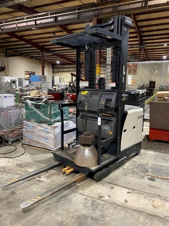 Crown #SP3520-30, Stock Selector Lift, EO battery, 5% fork height, 1085 amp hr., 2009 - Image 1