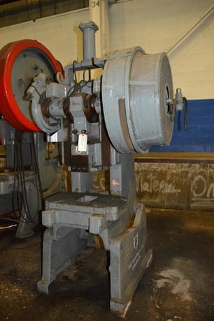 30 Ton, V & O #30T, OBI, single crank press, 1" stroke, 10-1/2" Shut Height, 26-1/2" x 14-3/4" bed, air - Image 2