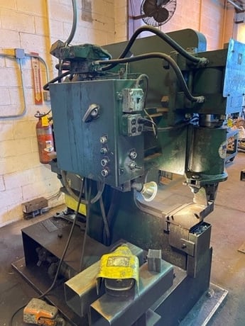 4" x 4" x 1/2" Hill-Acme #4, ironworker, 60 ton, 20" throat, 1-1/2" stroke - Image 2