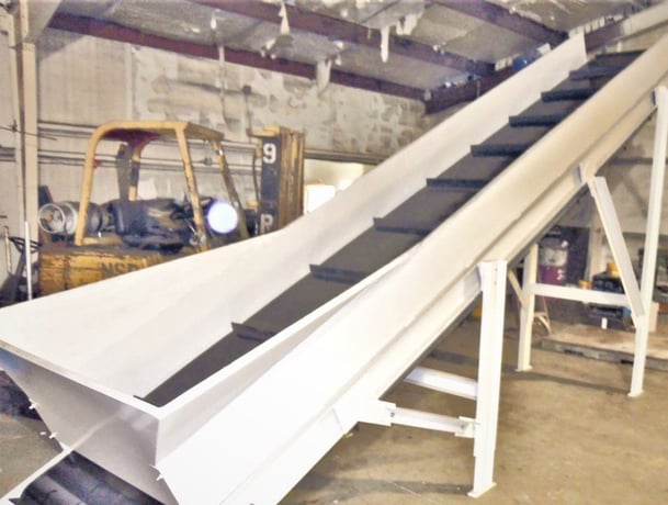 28" wide x 20' long, Surplus heavy duty conveyor with cleats, 2" cleated belt - Image 1