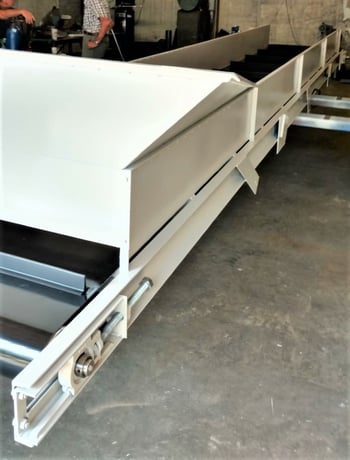 28" wide x 20' long, Surplus heavy duty conveyor with cleats, 2" cleated belt - Image 3