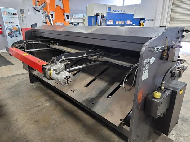 1/4" x 8' Amada #M-2560, mechanical shear, 60 SPM, 40" Back Gauge, 11 holddowns, squaring arms, 1996 - Image 4