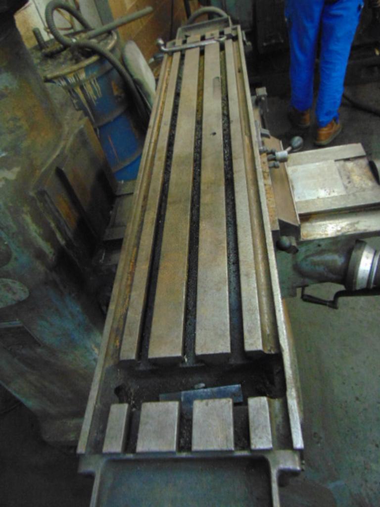 Wells-Index #847, Vertical Turret Milling Machine, 9" X46.5" table, 3 T-slots, 3 HP, S/N 20346 - Image 4