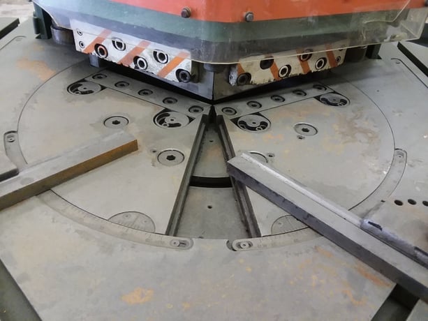 8" x 8" Rousselle #VNS15, hydraulic notcher, 2 protractor gauges, foot pedal Control - Image 3