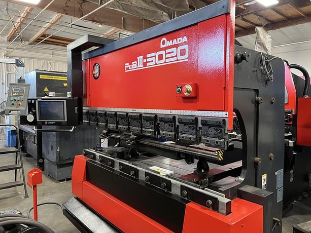 55 Ton, Amada #FBD-5020NT, 6.8'OA, 59.84" between housing, 3.9" stroke, 15.75" throat, 14.57" open, 5 HP, 2000 - Image 3
