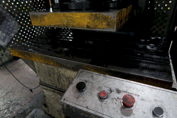 63 Ton, Yangli #YL41-63 63, hydraulic press, 19.6" stroke, 12.5"throat, 39.3" daylight, 2-post guided ram - Image 5
