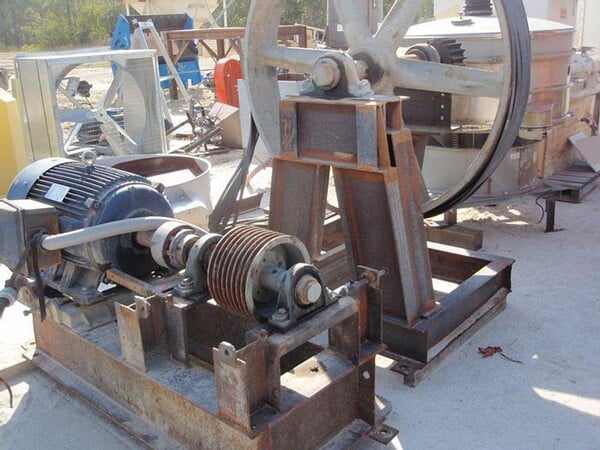 7' x 5.5' Ball Mill with 100 HP, Scoop feeder, Shell access door, 8" bull gear face - Image 8