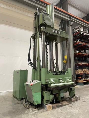 220 Ton, Reis #TUS-160OK, 4 post spotting press, 60" x72" x63" bed, tilt table, 1991 - Image 10