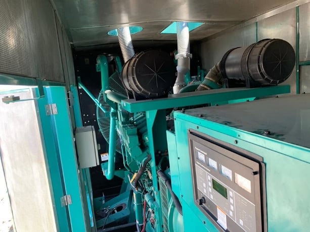 1000 KW Cummins #QST30, w/Super Quiet enclosure & base tank, low hours, load tested - Image 7