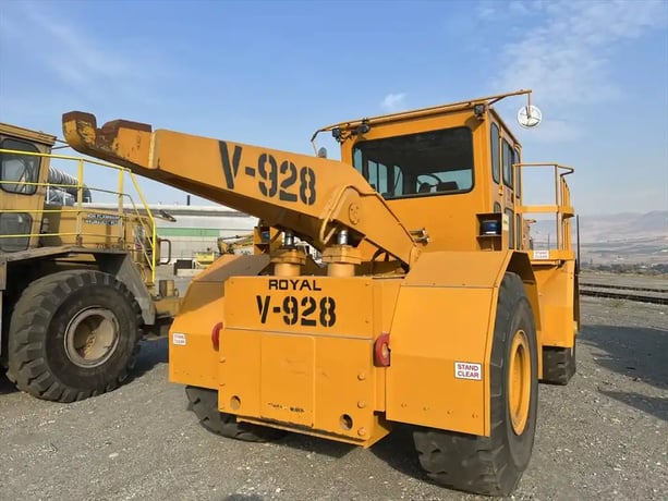 Royal #A-20 Haul Master crubicle hauler, 30000 lb. capacity, Cummins 6 cylinder diesel engine, 2015, S43800 - Image 2
