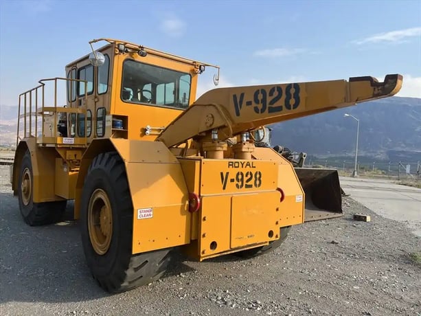 Royal #A-20 Haul Master crubicle hauler, 30000 lb. capacity, Cummins 6 cylinder diesel engine, 2015, S43800 - Image 3