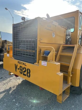 Royal #A-20 Haul Master crubicle hauler, 30000 lb. capacity, Cummins 6 cylinder diesel engine, 2015, S43800 - Image 5