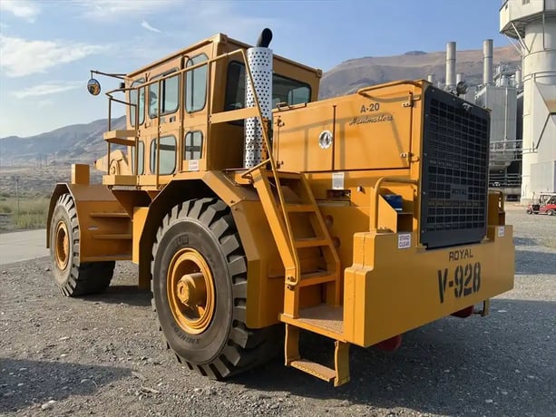 Royal #A-20 Haul Master crubicle hauler, 30000 lb. capacity, Cummins 6 cylinder diesel engine, 2015, S43800 - Image 6