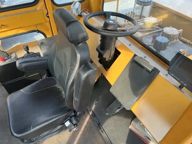 Royal #A-20 Haul Master crubicle hauler, 30000 lb. capacity, Cummins 6 cylinder diesel engine, 2015, S43800 - Image 8