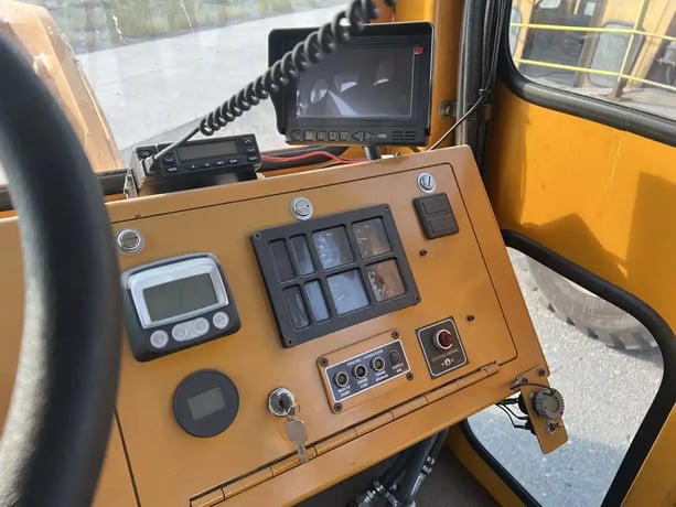 Royal #A-20 Haul Master crubicle hauler, 30000 lb. capacity, Cummins 6 cylinder diesel engine, 2015, S43800 - Image 9