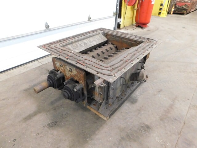 Dual twin roll crusher grinder, 30" x 34" opening, 6-3/4" x 3" shaft, 5-1/4" bolt to bolt center - Image 3