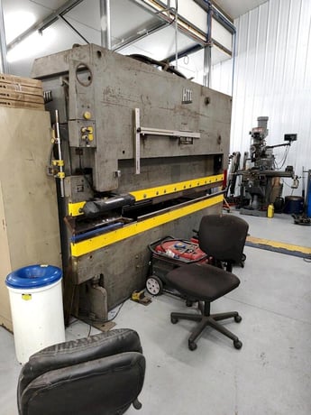 55 Ton, HTC #855G, hydraulic press brake, 10' overall, 1032" between housing, S/N 871314B - Image 1