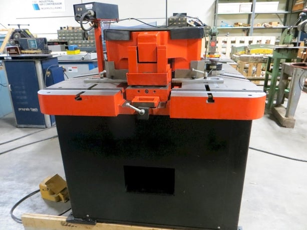 .236" x 8.66" x 8.66" Amada #CSHW-220, hydraulic power notcher - Image 1
