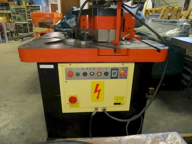 .236" x 8.66" x 8.66" Amada #CSHW-220, hydraulic power notcher - Image 4