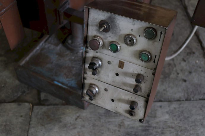 Induma #4SA, ram type vertical mill, 11" x58" table, 4 HP, #30 taper, #73329 - Image 8
