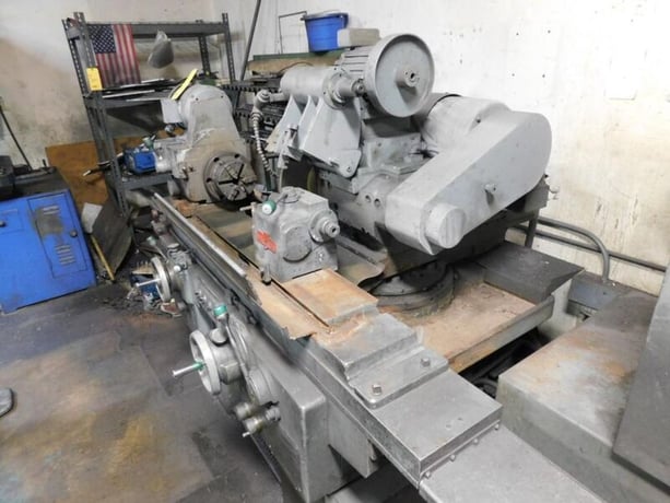 12" x 24" Cincinnati Milacron #DH, internal attach, tailstock, wheel dresser, 3-jaw chuck, pickfeed - Image 4
