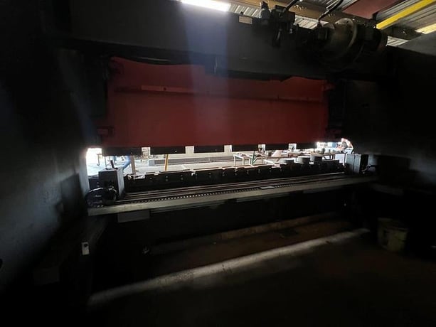 187 Ton, Amada #HFB-1704, CNC press brake, 13' overall, 148" between housing, 7" stroke, 16.1" throat, 17.88" - Image 6