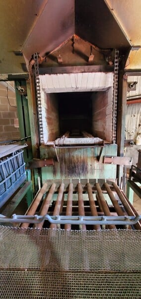 36" width x 24" H x 68" D Holcroft draw furnace with load table & 5 like new baskets, 1200° - Image 9