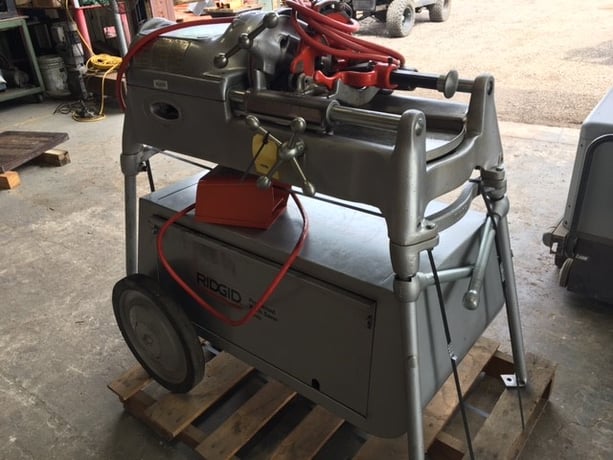 Ridgid #535, pipe threader with extra heads & tooling - Image 2
