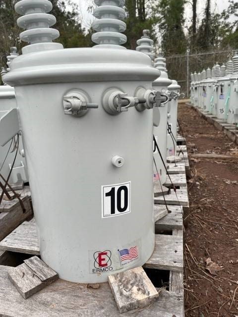 10 KVA 7620/13200Y Primary 120/240 Secondary, XMFR pole mounted, double bushing, new unused (47 available) - Image 1