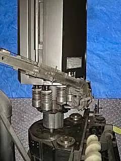 Alcoa #212/8, Pneumatic Alcoa Capper, 400 BPM, 3 HP, 4-1/2" Center between heads, 3-1/4" Conveyor, set for 28 - Image 9