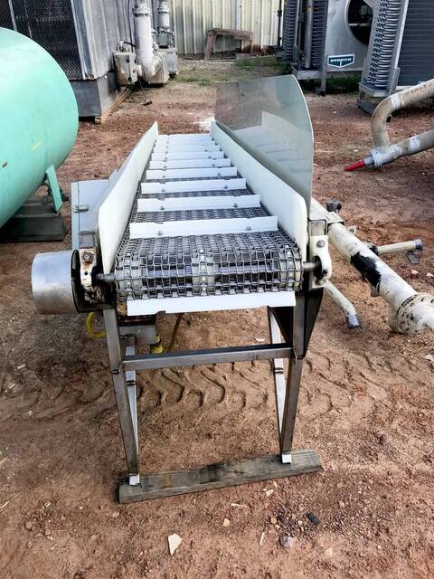 18" wide, Stainless Steel Incline Conveyor, 1.5" Cleats - Image 5