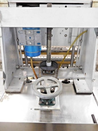 New England Machinery #NEILC-4-L, inline capacity tightener, 4 spindle, 250 container/minute - Image 8