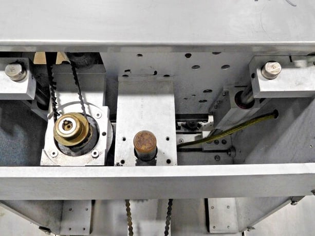 New England Machinery #NEILC-4-L, inline capacity tightener, 4 spindle, 250 container/minute - Image 9