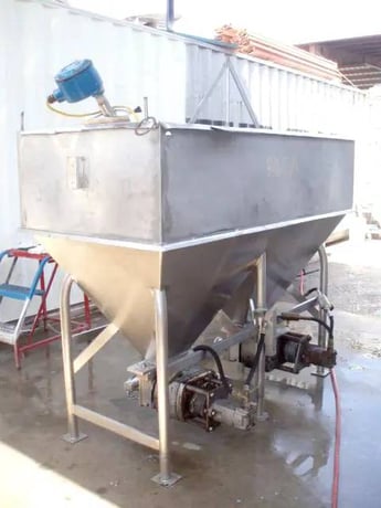360 gallon APV, Dual APV Stainless Steel Feeding Hopper Tank with Pumps, 6' L x 3' width x 1' 6" H infeed - Image 4